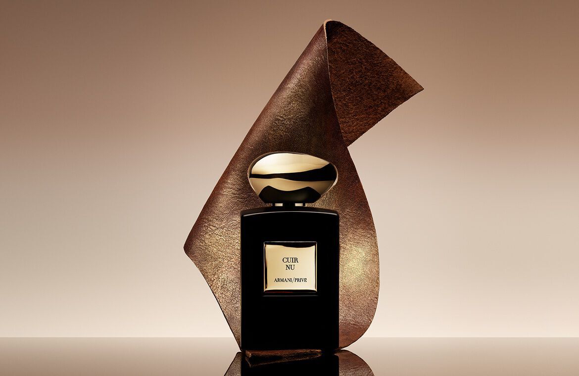 CUIR NU Duftfakon von Armani/Prive, prasentiert mit skulpturalem Ledermaterial, das die olfaktorische Inspiration zum Duft veranschaulicht.