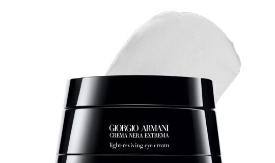 Creme pour les yeux Giorgio Armani Crema Nera Extrema, avec un couvercle noir et une texture cremeuse visible.