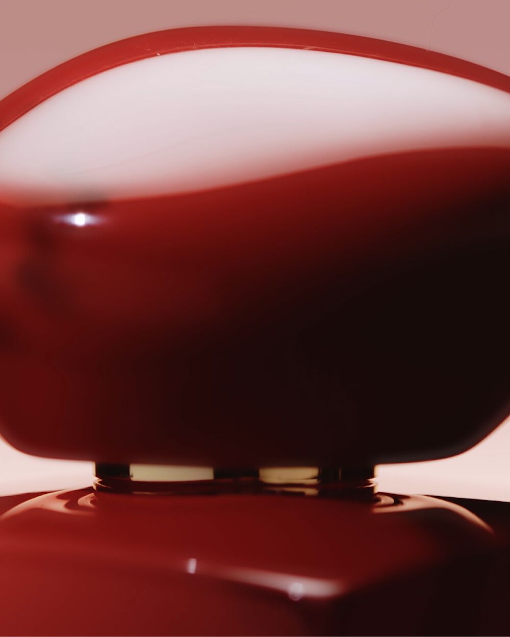 Armani/Prive Rouge Malachite: close-up of the sculptural red cap and bottle, highlighting the fragrance’s bold, luxurious design and contemporary elegance.