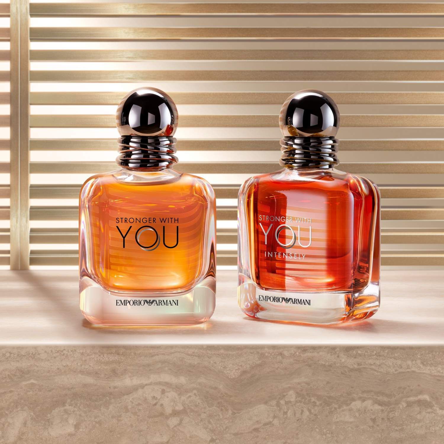 Zwei Parfumflakons von Giorgio Armani: Si und Acqua di Gio.