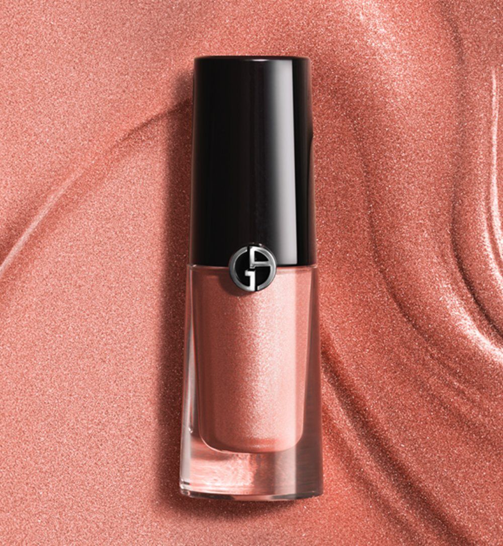 Giorgio Armani Eye Tint Flussiglidschatten in einem schimmernden Rosegoldton, prasentiert auf einem seidigen, kupferfarbenen Texturhintergrund.