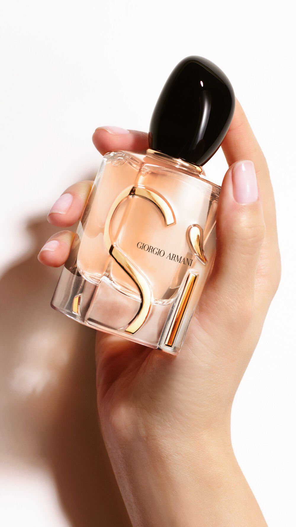 Une main tenant un flacon de SI EAU DE PARFUM