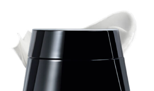 Un pot de creme avec un couvercle noir et une touche de creme blanche en arriere-plan.