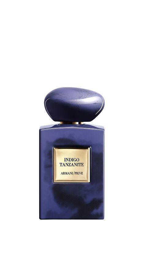 Armani/Prive Indigo Tanzanite: ein marmorierter indigoblauer Flakon, der den geheimnisvollen Glanz des afrikanischen Nachthimmels und die samtige Tiefe von Patschuli und seltenen Edelsteinen einfangt.
