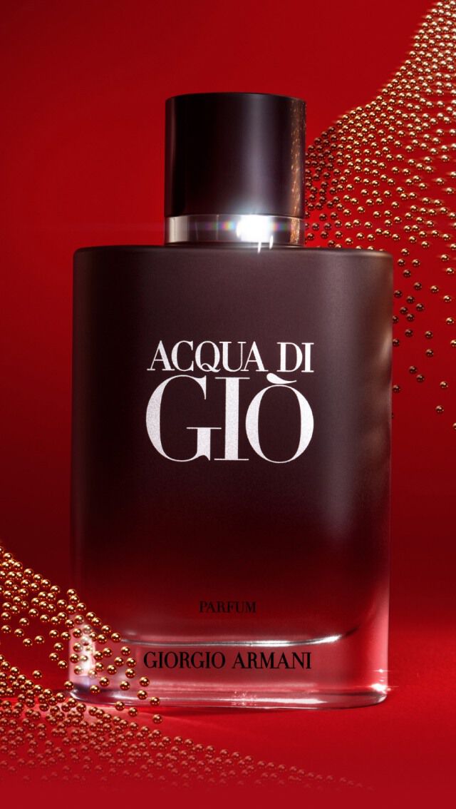 Ein eleganter Flakon von Acqua di Gio auf rotem Hintergrund, umgeben von stilisierten, punktierten Wellen.