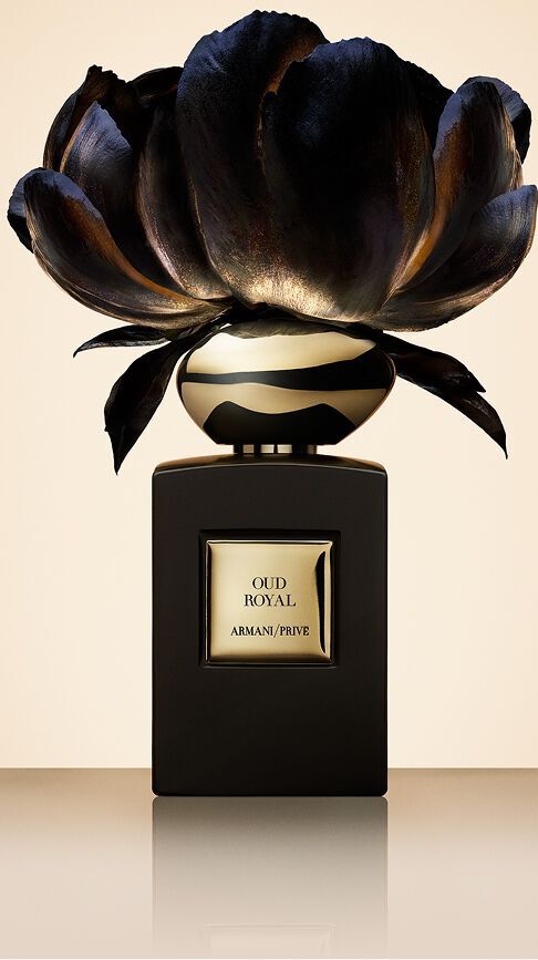 Armani/Prive Oud Royal: ein tiefschwarzer Flakon, gekront von einer dunklen Blute mit Goldreflexen, die die konigliche Essenz von Oud-Holz und die sakrale Raffinesse orientalischer Palaste einfangt.