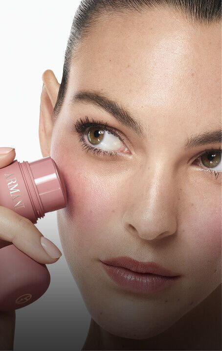 Vittoria applying pink Armani Beauty Dolci Blush on her cheek for a natural finish.