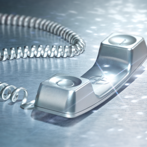 Silberner Telefonhorer auf Metalloberflache.