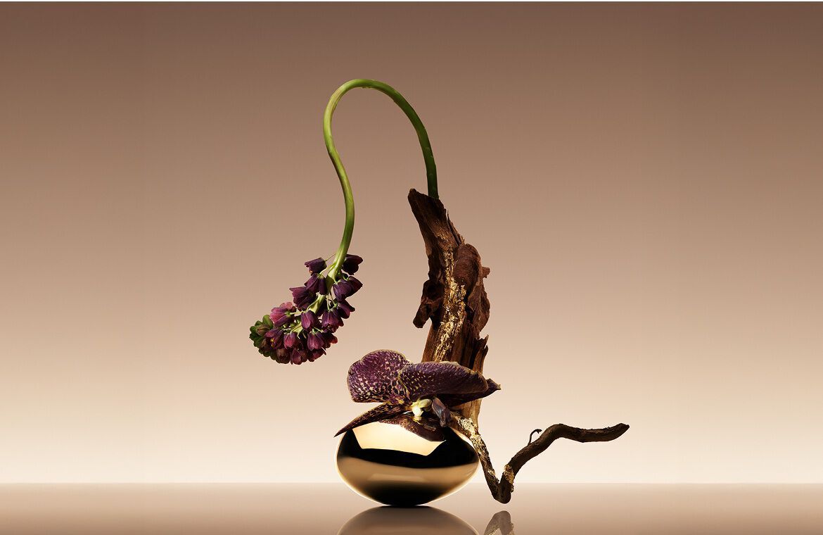 Produktbild des Duftes CUIR NU von Armani/Prive, gefolgt von einem Ikebana. 