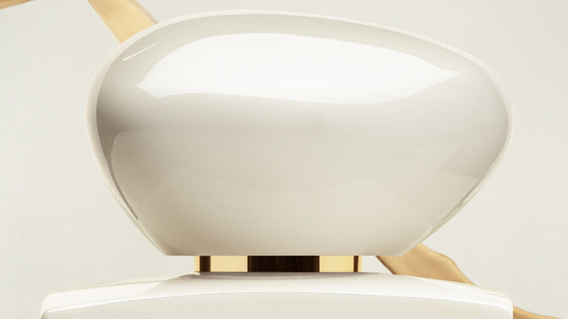 Armani/Prive Blanc Kogane: close-up of the sculptural white cap and bottle, highlighting the fragrance’s pure, luminous design and refined elegance.