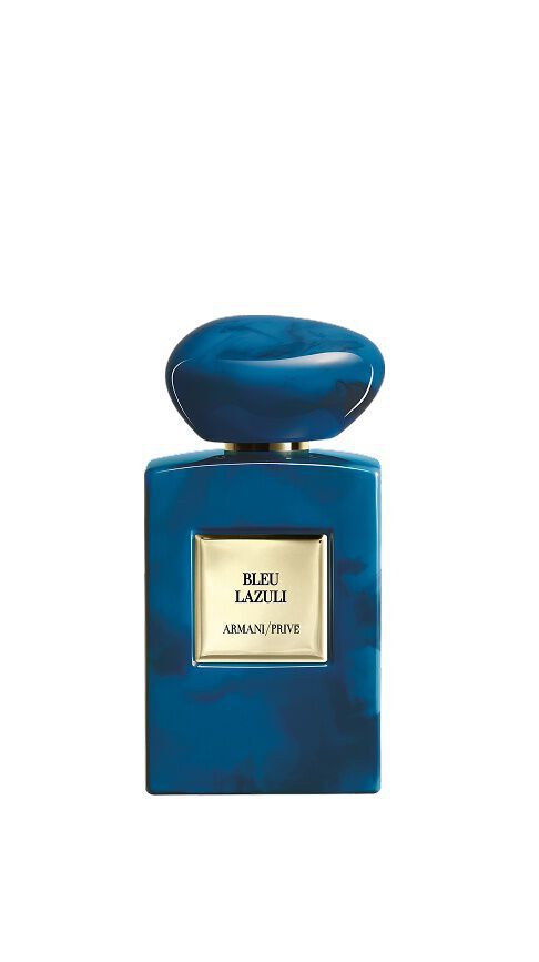 Armani/Prive Bleu Lazuli: ein tief azurblauer Flakon mit cremiger Marmorierung, der zu einer spirituellen Reise nach Indien einladt, zwischen der Suße von Honig und der Erhabenheit von Tabak und Weihrauch.