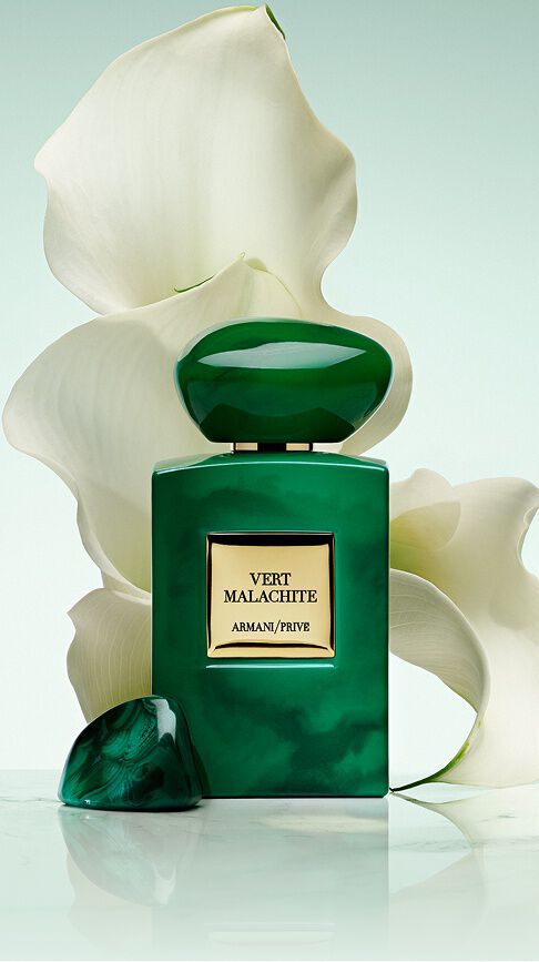Armani/Prive Vert Malachite: ein leuchtend smaragdgruner Flakon mit steinartigem Verschluss vor makellos weißen Lilien, der die strahlende Frische eines russischen Gartens in lichtvoller, heiterer Schonheit einfangt.