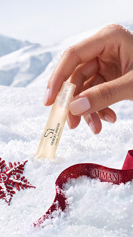 Madisin Rian portant un look maquillage de fetes Armani Beauty pour l’essayage virtuel.