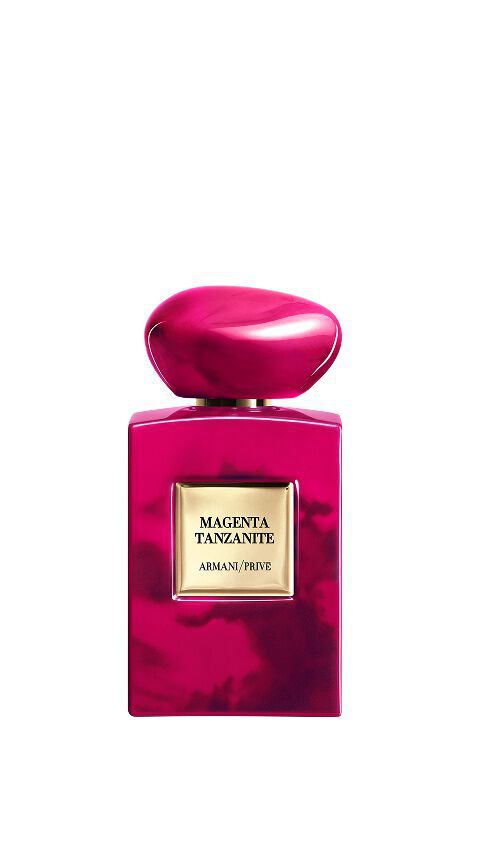 Armani/Prive Magenta Tanzanite: ein intensiv magentafarbener Flakon mit dunkler Marmorierung, der die lebendige Warme eines Sonnenaufgangs in der Savanne und die wurzige Energie von Ingwer und Kardamom weckt.