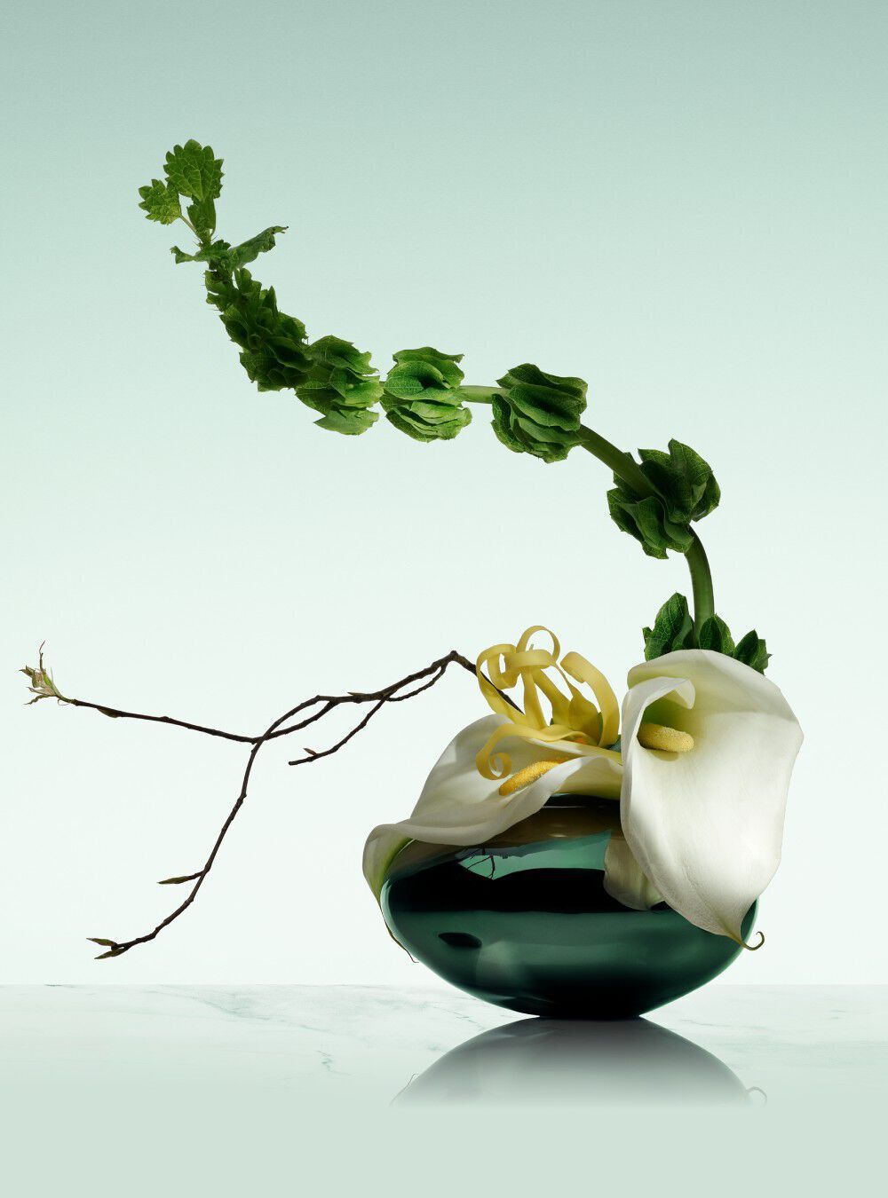 Armani/Prive Vert Malachite: artistic ikebana arrangement with calla lily and green accents, reflecting elevated craftsmanship.
