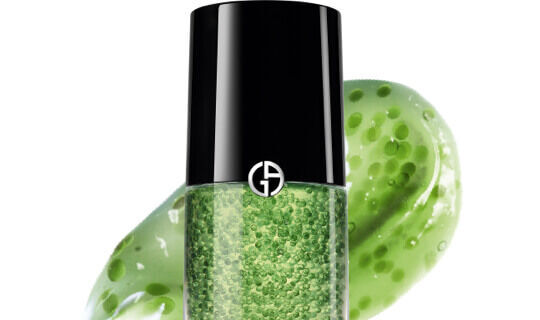 Flacon de gel vert avec des perles, presente sur fond blanc, mettant en avant la texture et la couleur du produit.