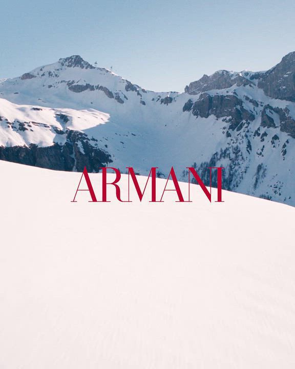 Paysage enneige des Alpes italiennes pour la campagne de fetes 2026 Armani Beauty, placee sous le signe du glamour hivernal.