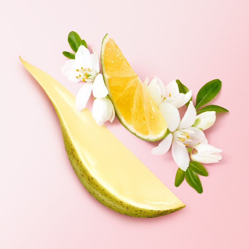 Suße Melonenscheibe und Limettenstuck, umgeben von weißen Bluten und grunen Blattern auf rosa Hintergrund.