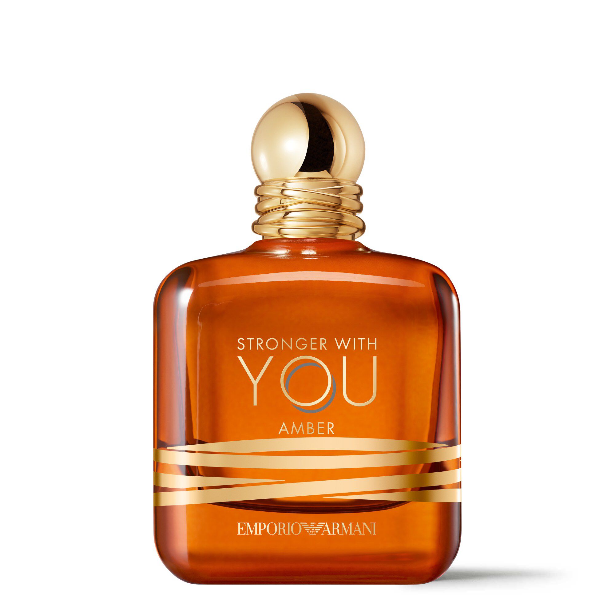 Flacon de parfum Emporio Armani Stronger With You Amber avec bouchon dore sur fond blanc