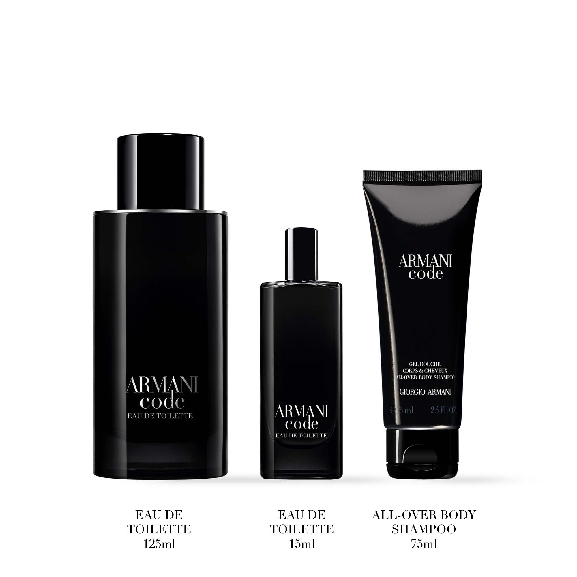 Trois produits Armani Code sont disposes cote a cote sur un fond blanc. De gauche a droite : une grande bouteille noire etiquetee « Eau de Toilette 125ml », une petite bouteille assortie etiquetee « Eau de Toilette 15ml », et un tube noir etiquete « Gel douche corps et cheveux 75ml ».