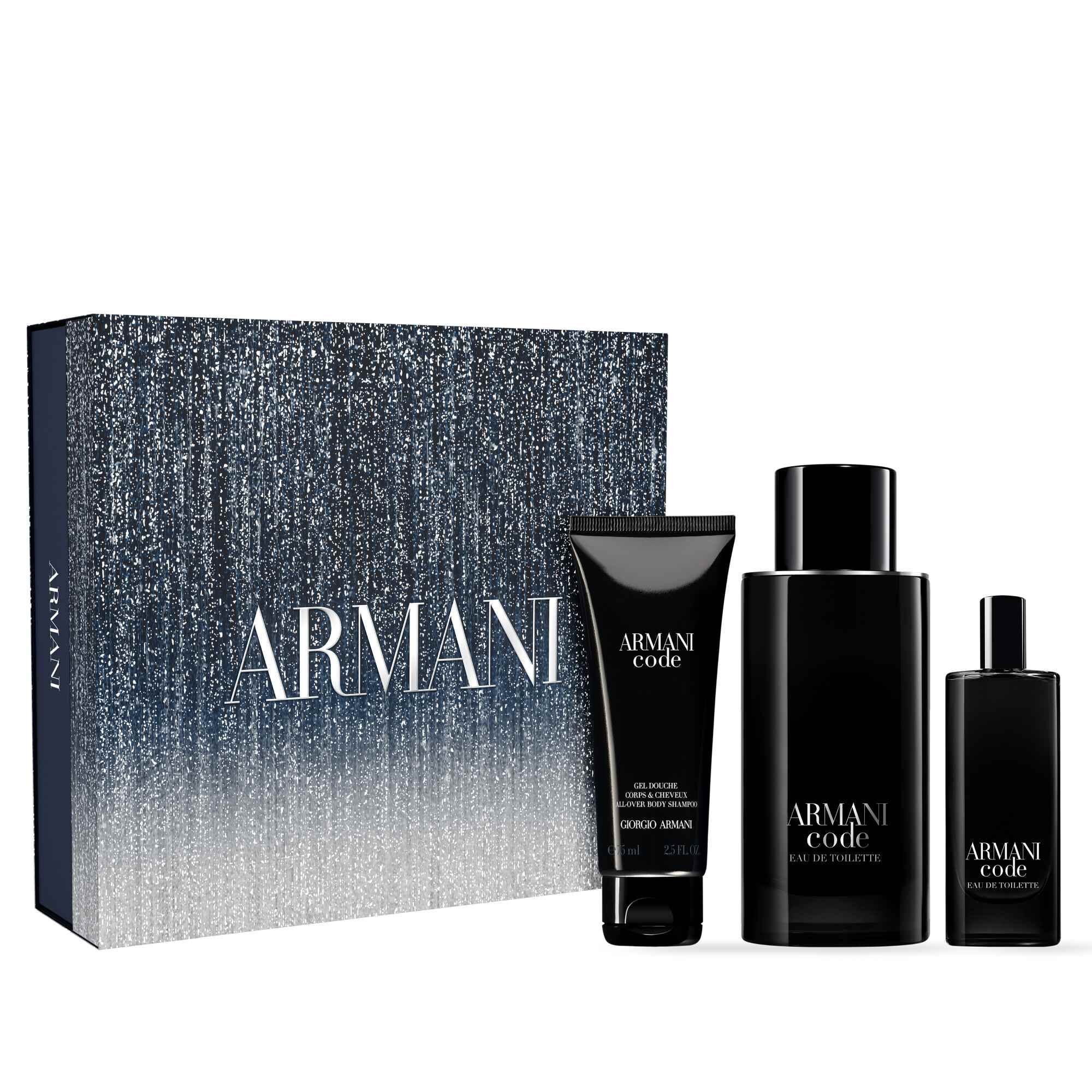 Un coffret cadeau Armani Code est presente, avec une elegante boite bleu fonce arborant un degrade et le logo Armani. Devant la boite se trouvent trois produits : un tube de gel douche, une grande bouteille d'Eau de Toilette et une plus petite bouteille d'Eau de Toilette format voyage, tous dans un elegant emballage noir.
