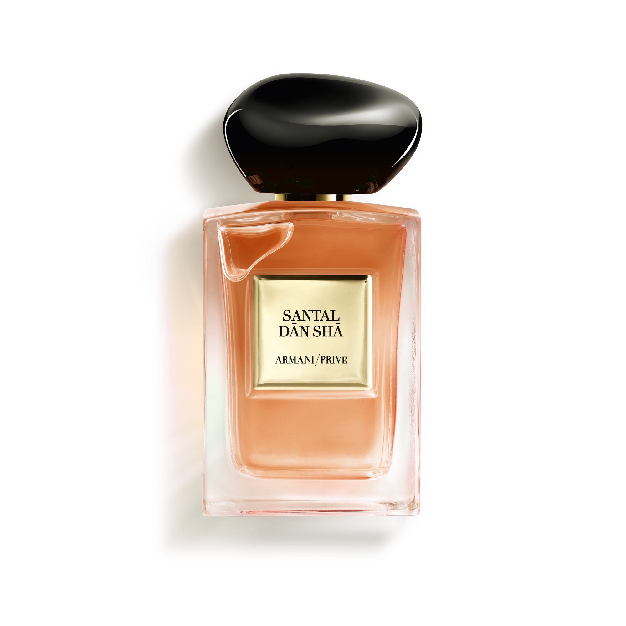 Flacon de parfum 'Santal d'Anshá' d'Armani Privé, élégant, avec un bouchon noir et une teinte douce.