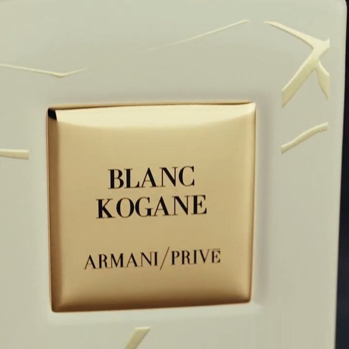 Ein eleganter Parfümflakon von Armani Privé mit der Aufschrift 'Blanc Kogane' in goldener Schrift.