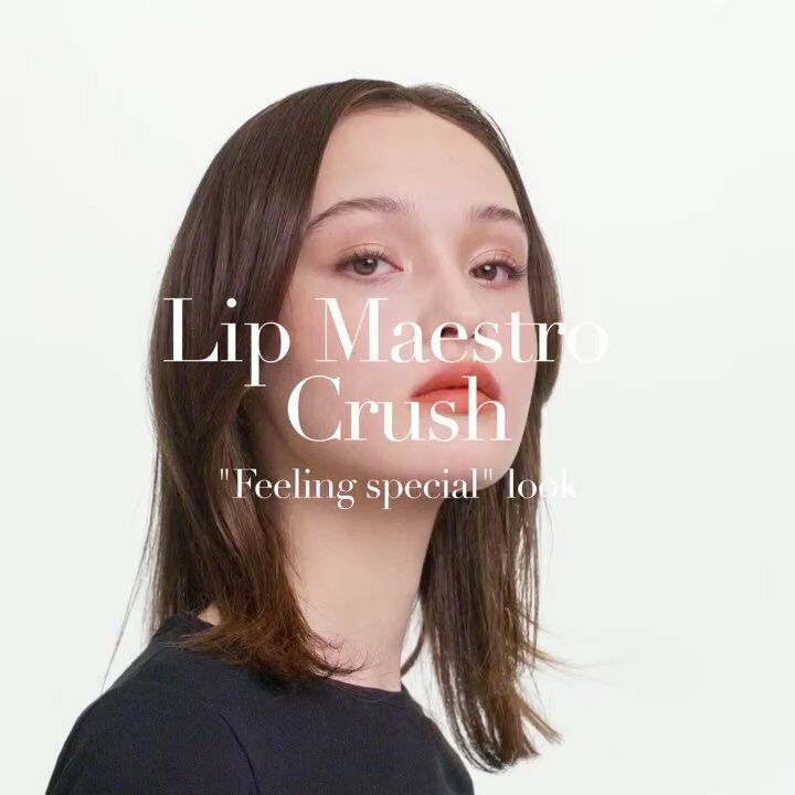 Junge Frau mit natürlichem Make-up, die den Lip Maestro Crush in einem Werbefoto präsentiert.