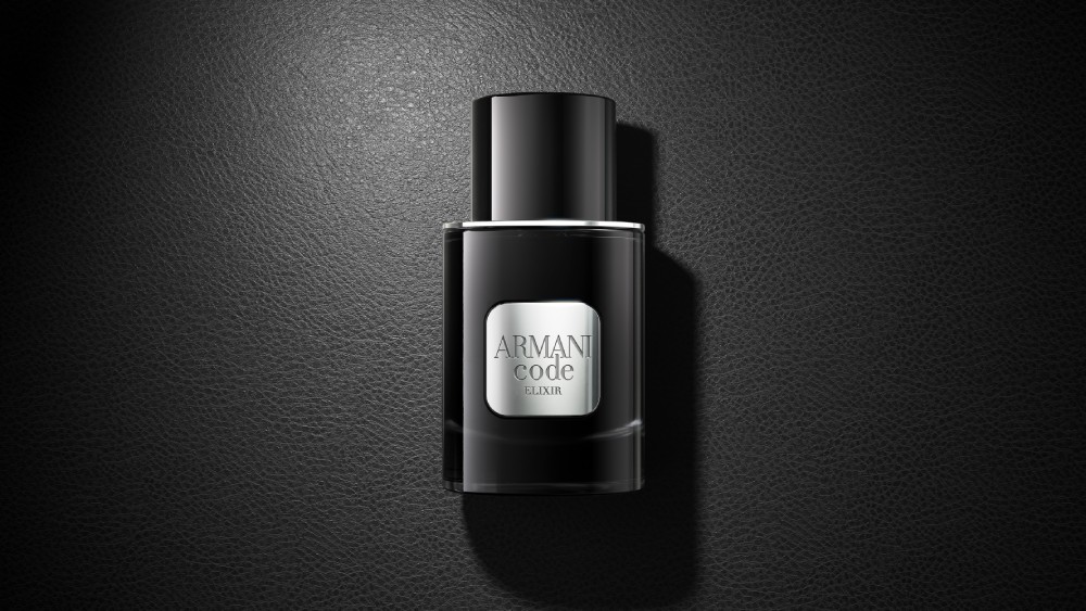 Ein schwarzer Flakon des Parfums Armani Code Elixir ruht elegant auf einer passenden schwarzen Oberfläche und schafft einen raffinierten monochromen Look